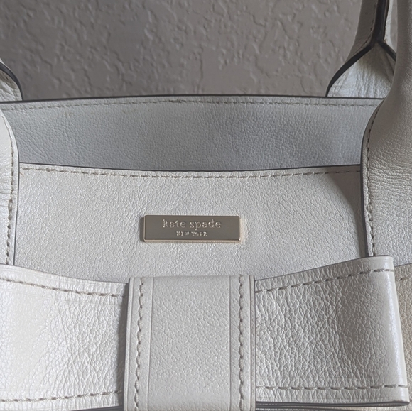 Kate Spade New York Villabella Avenue Elena Cream Leather Zip Close Purse Tote - Picture 3 of 16